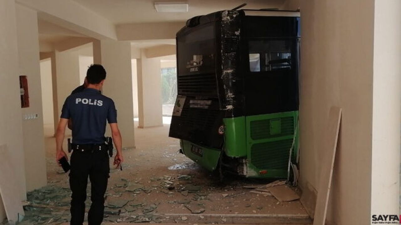 Freni boşalan otobüs boş dükkana girdi