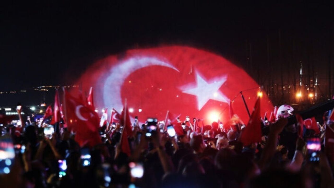 Bodrum’da binler sokağa döküldü, dev Türk bayrağı denizde dalgalandı
