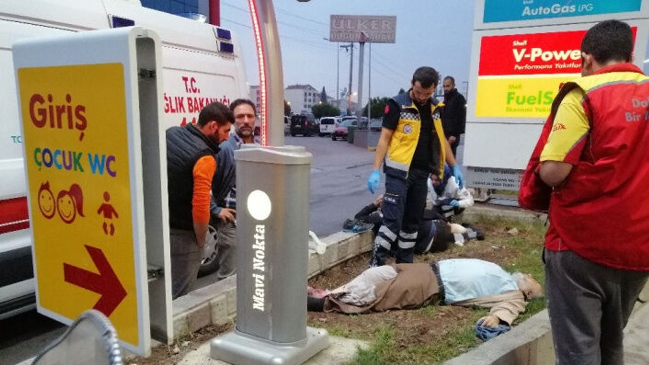 Sürücü uyuyakalınca otomobil camiden çıkan 2 kişiye çarptı