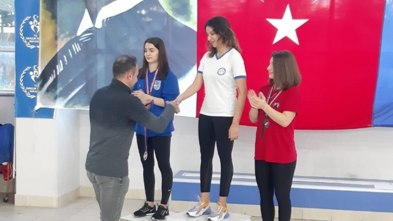 Serbest dalışta 11 Türkiye rekoru kıran sporculara ödülleri verildi