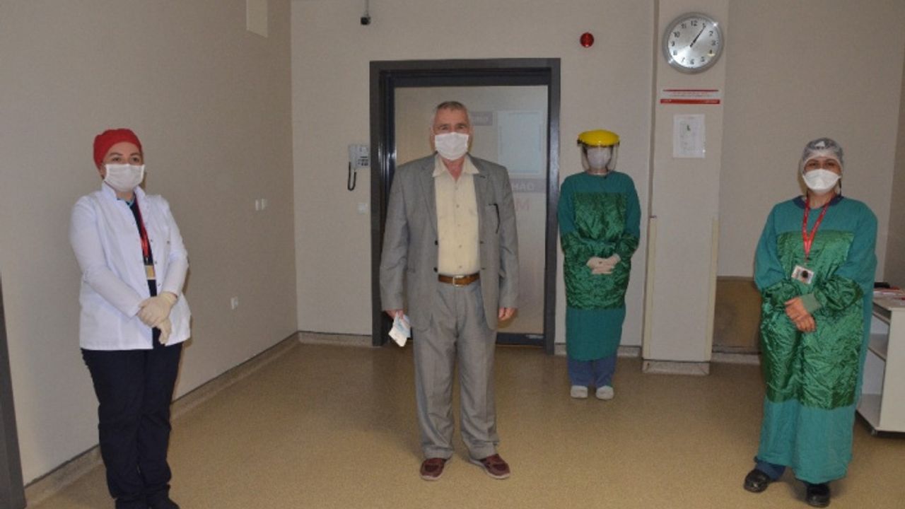 Korona virüsü yendi, sağlıkçılar için şiir ve türkü yazdı