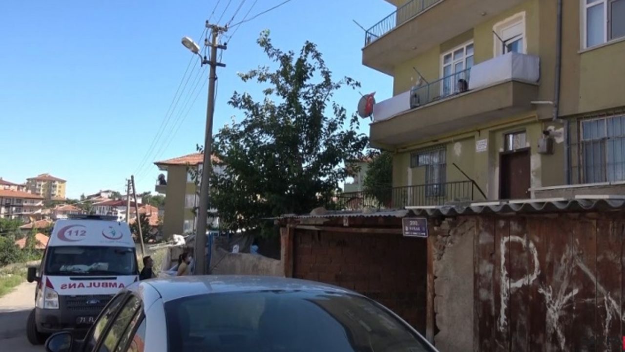 Covid-19 şüphesiyle hastaneye götürülmek istenen genç kız kendini eve kapattı