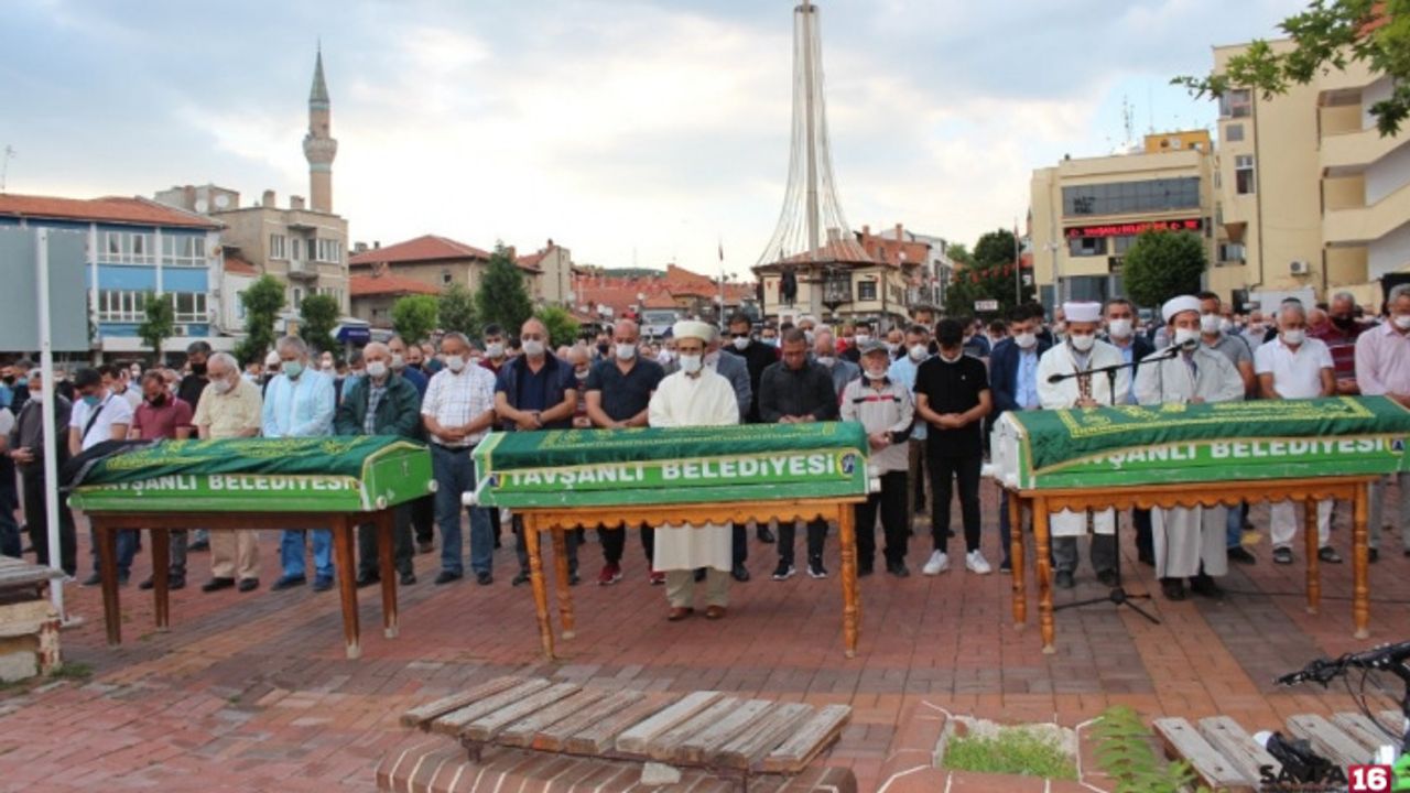 Tatil yolunda ölen 6 kişilik aile son yolculuğuna uğurlandı