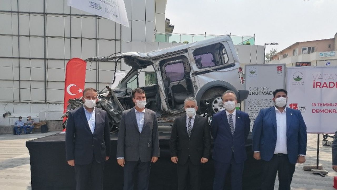 Darbe girişimde tankın ezdiği araç Bursa’da sergilendi
