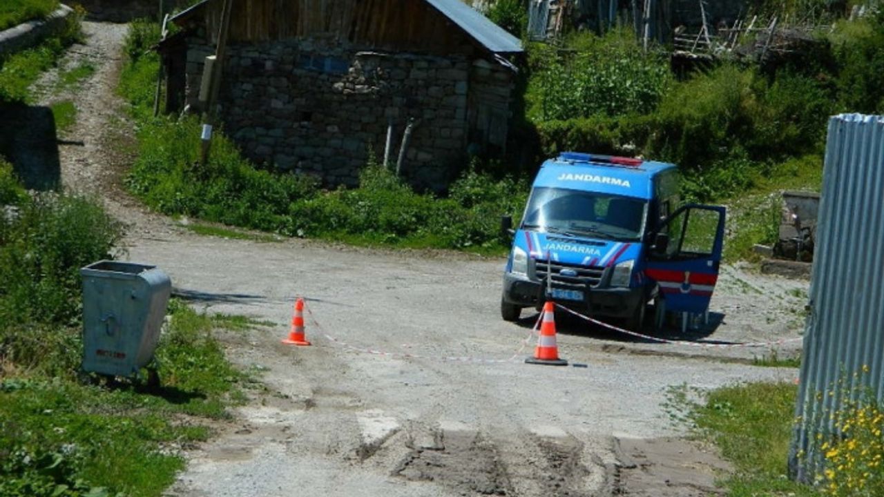 Bursa’da yakalandıkları korona virüsü Ardahan’a gelerek 8 kişiye bulaştırdılar