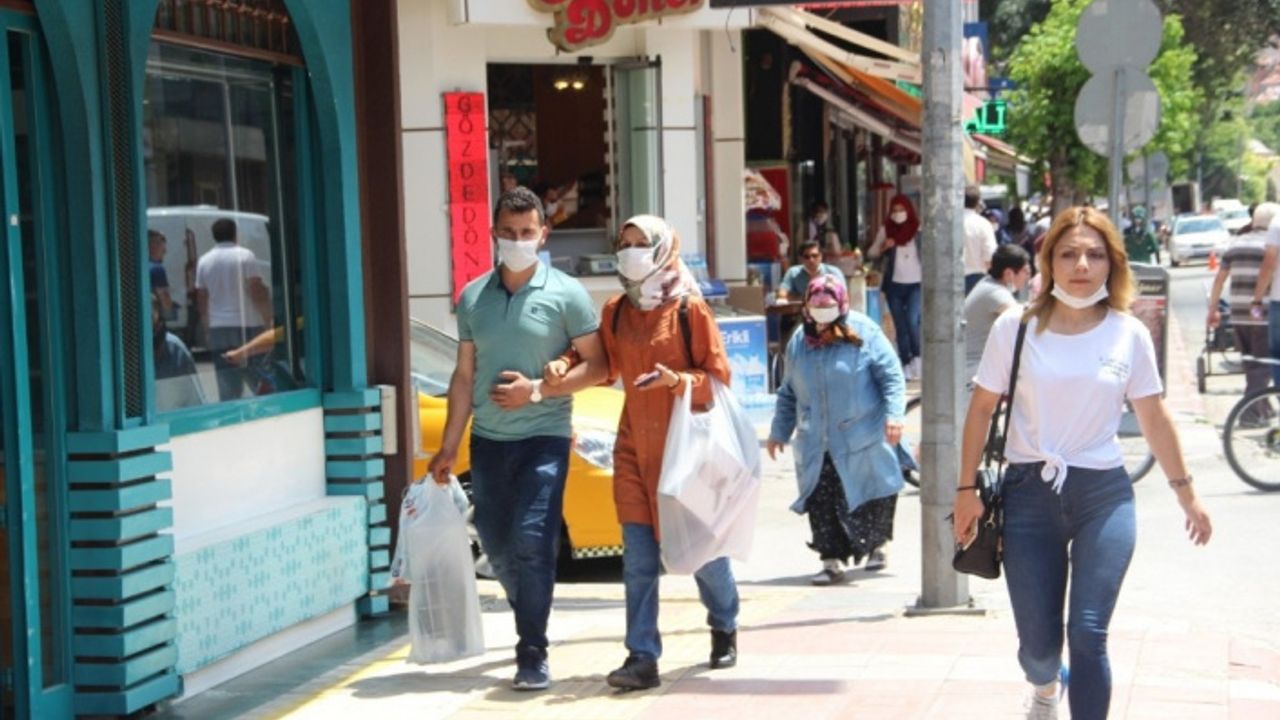 Korona virüsün ’pik’ yaptığı Afyonkarahisar’da sokaklardaki kalabalık azaldı