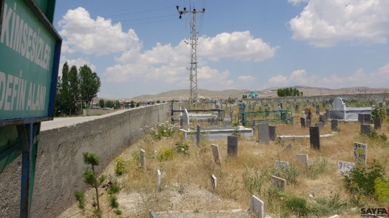 Van Gölü’nde batan teknede boğulanlar kimsesizler mezarlığına defnediliyor