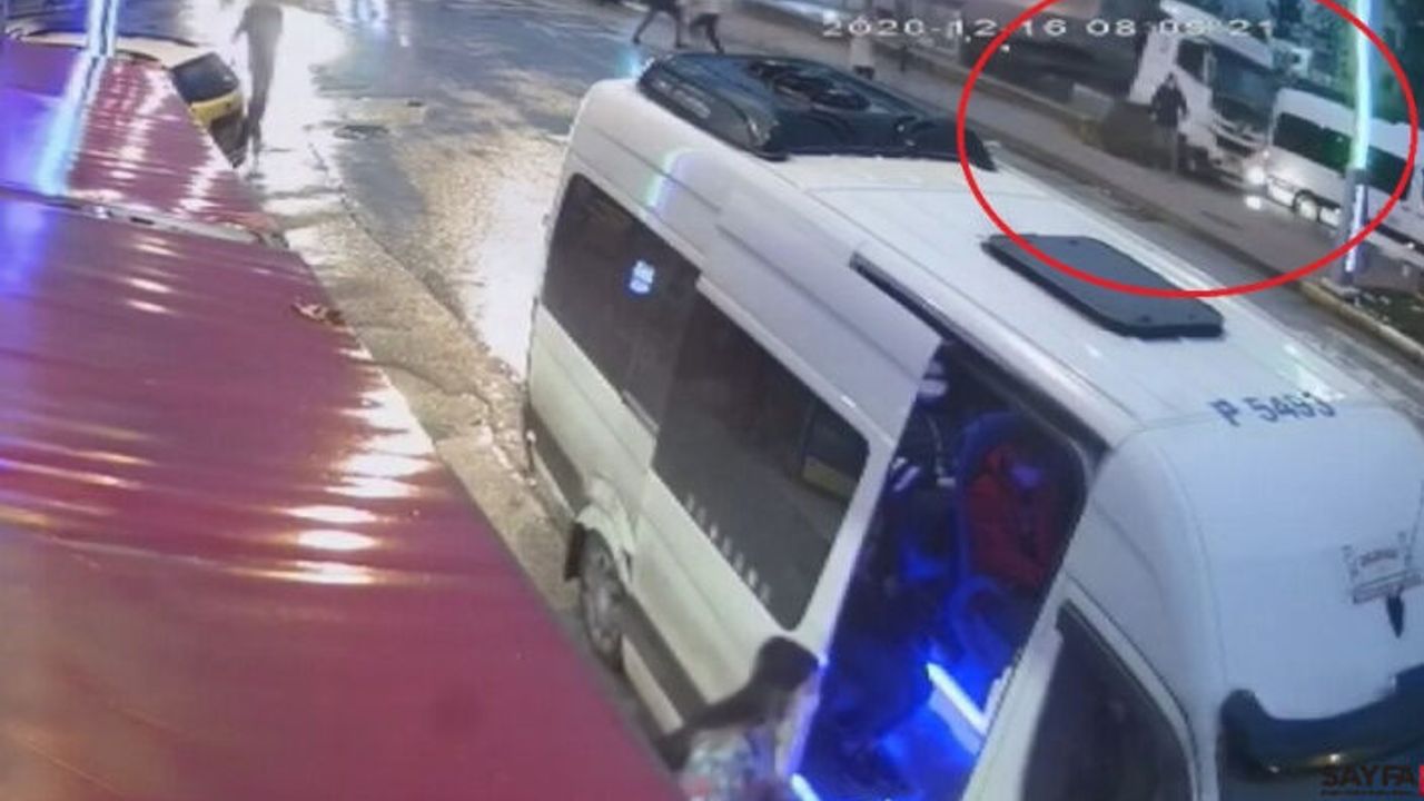 Durağa dalan tırın altında kalmaktan son anda kurtuldular