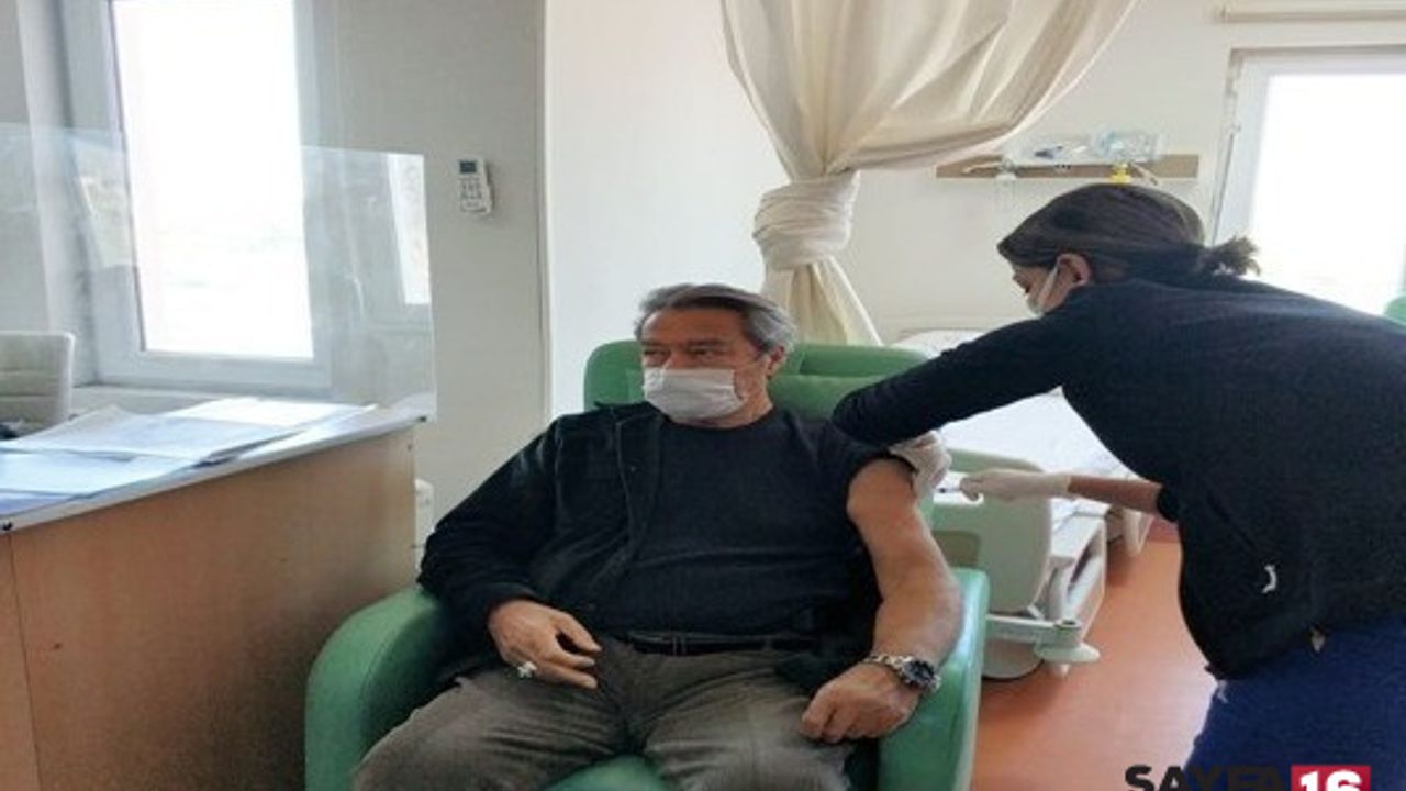 Kadir İnanır korona virüs aşısını Muğla’da oldu