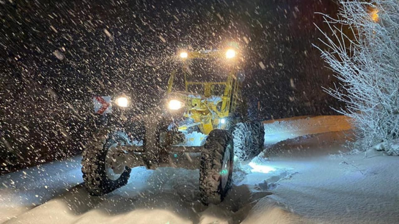 Karla kaplı Yenişehir’deki köy yolları ulaşıma açıldı