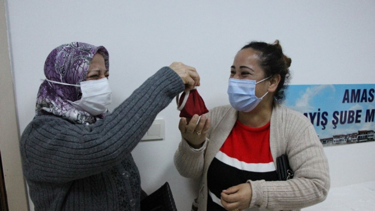 Yerde bir kese altın buldu, hemen polisi aradı