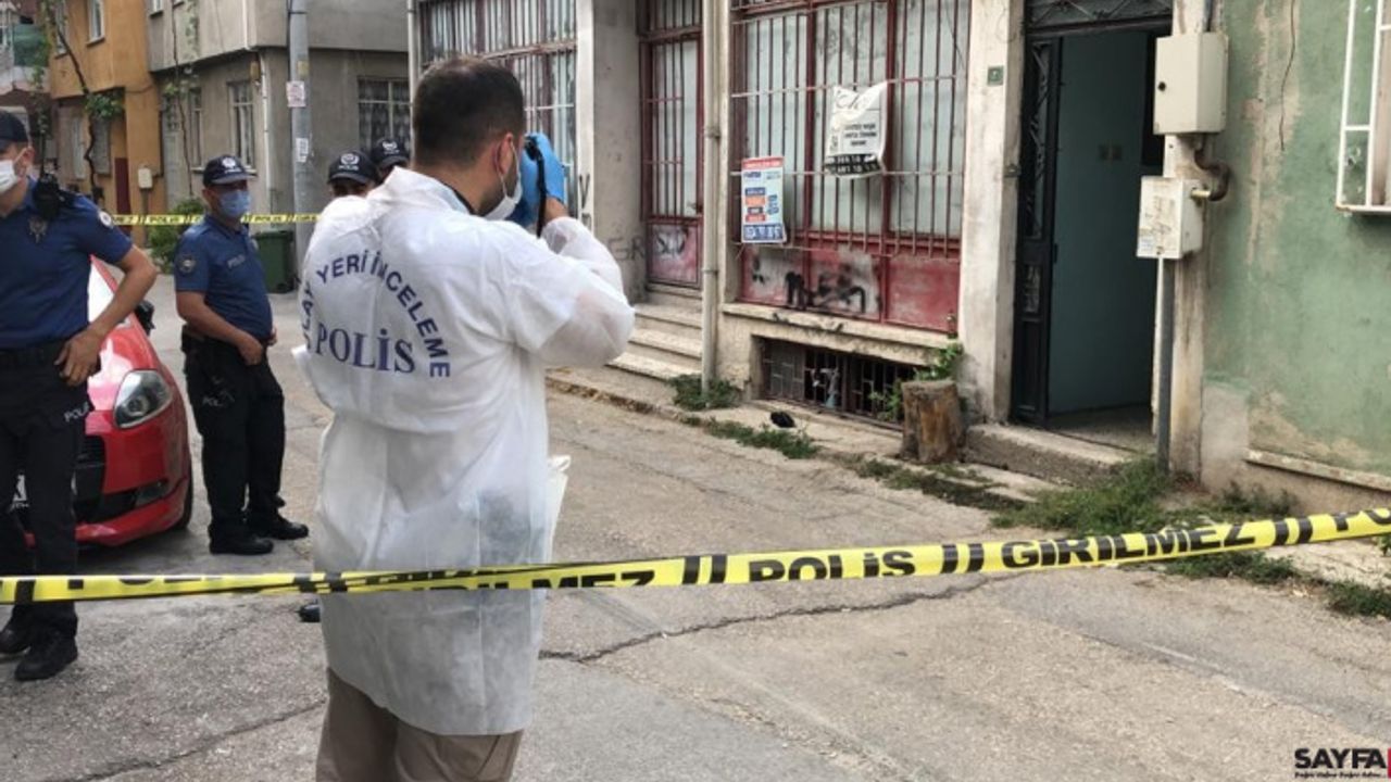 Bursa’da bir adam tartıştığı karısını evin içerisinde  bıçaklayarak ağır yaraladı