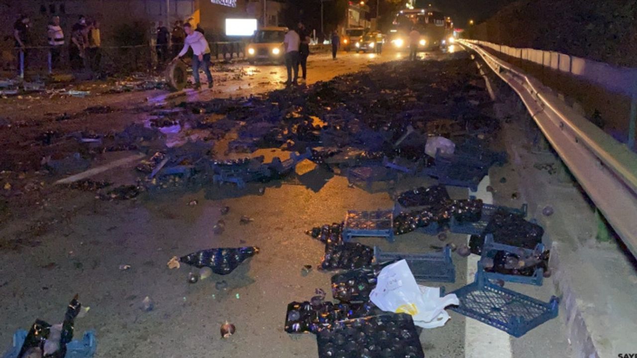 Bursa’da otomobil ile incir yüklü kamyonet çarpıştı : 2 yaralı