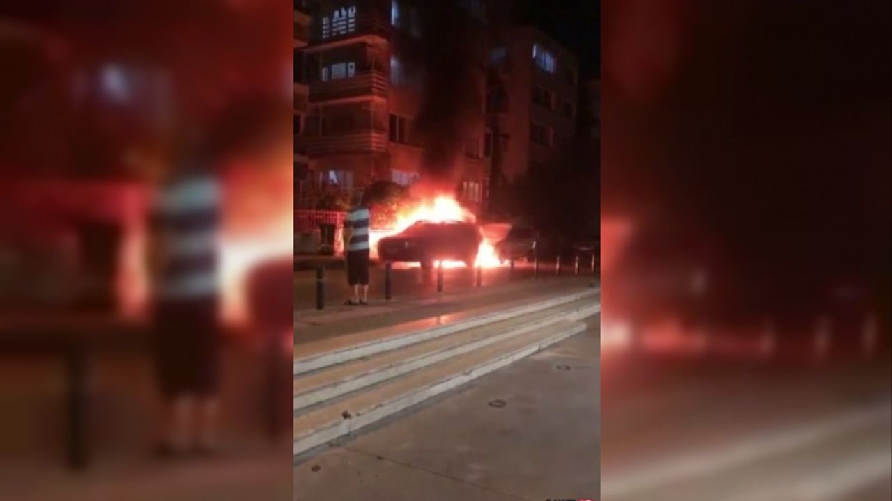 Bursa’da park halindeki 2 otomobil alev alev yandı