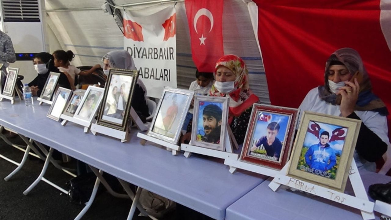 Evlat nöbetindeki gözü yaşlı anne, oğluna Türkçe ve Kürtçe ’teslim ol’ çağrısında bulundu