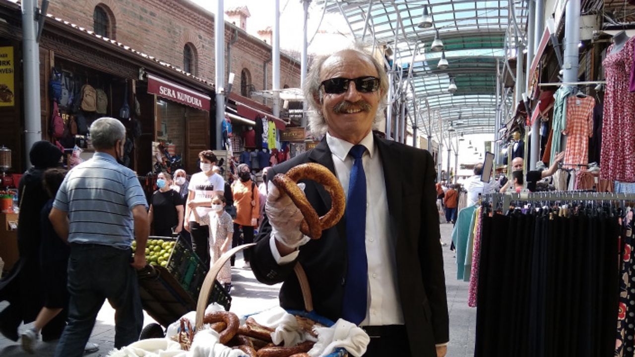 İş adamı gibi giyinip çarşıda sepetle simit satıyor