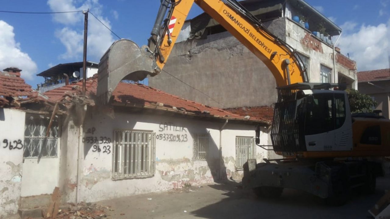 Osmangazi’de metrûk bina temizliği