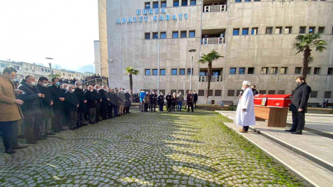 Parkta ölü bulunan kadın hakim için Adliye'de tören düzenlendi