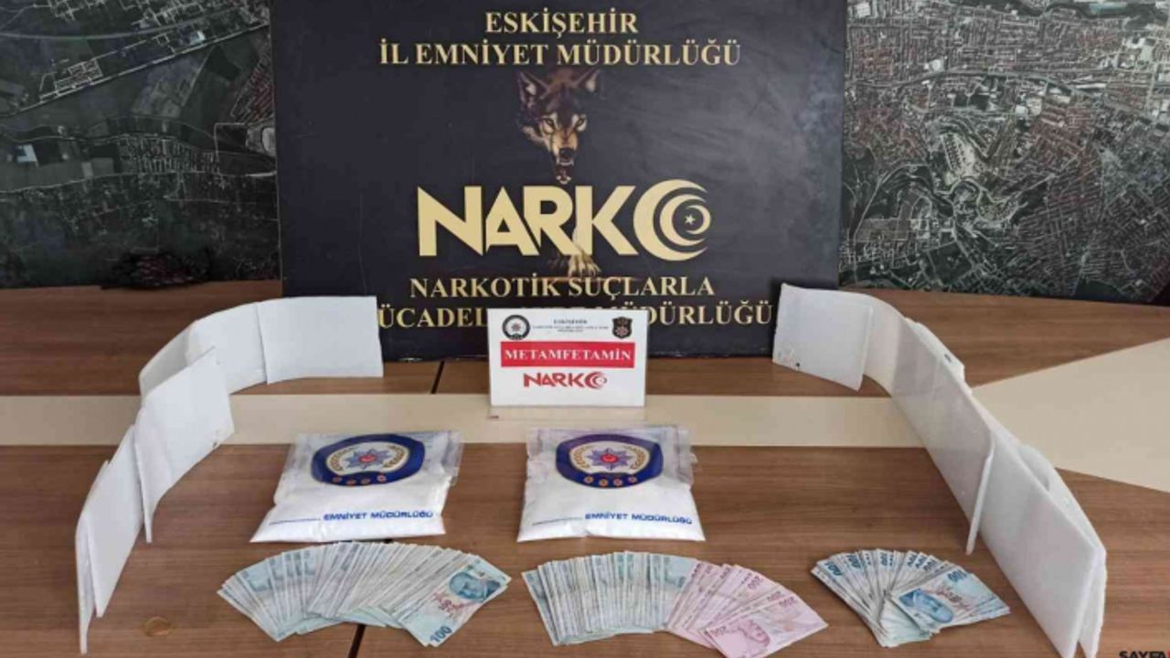 Valizin etrafına saklanan 2,6 kilogram metamfetamin ele geçirildi