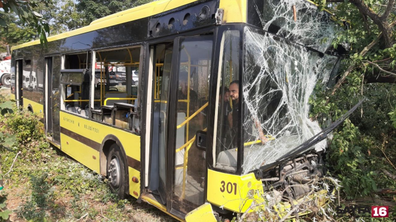 Belediye otobüsü kamyonete çarptı. 23 yaralı