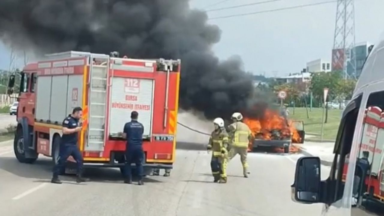 Bursa'da alev alan otomobilin sürücüsü son anda kurtuldu
