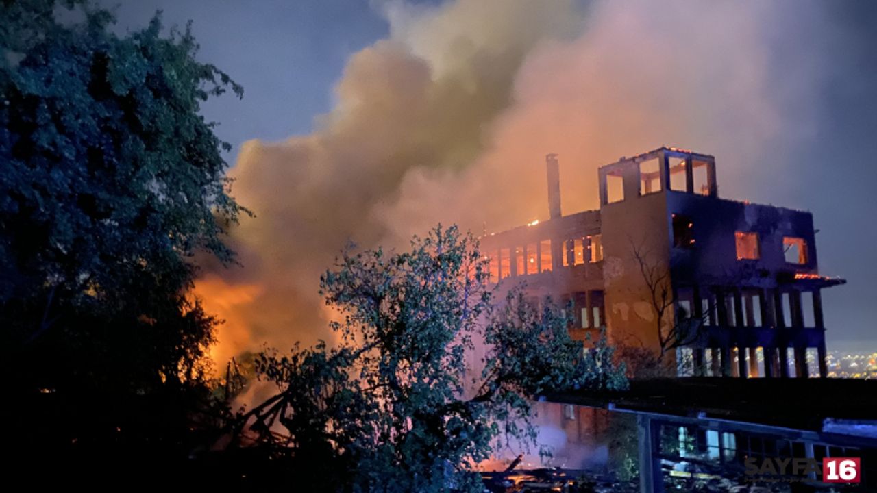 Bursa'da tarihi ipekçilik fabrikası alev alev yanıyor