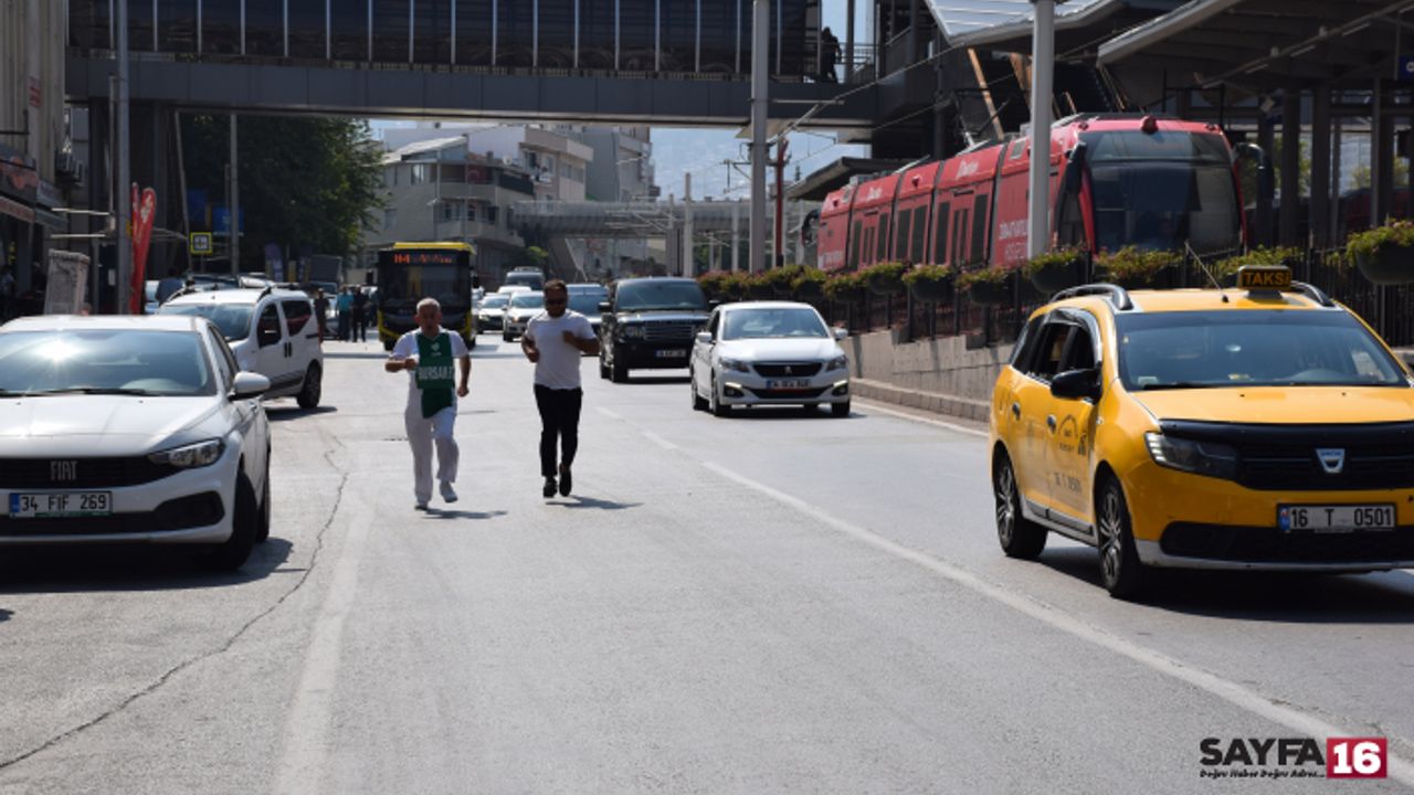CHP Bursa'dan ilginç eylem. Tramvay hattını tiye aldılar