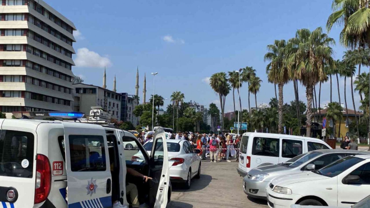 Polis izinsiz miting yapılıyor diye baskın yaptı, film seti çıktı.