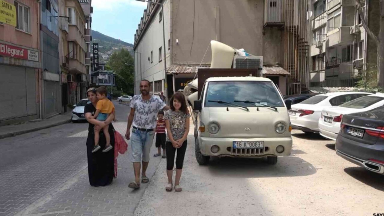 Bursa'da sokakta kalan 3 çocuklu aile otoparka sığındı