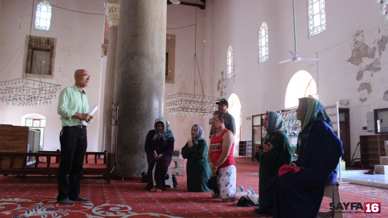 Şehit babası imam, yabancı turistlere İslam'ı anlatıyor