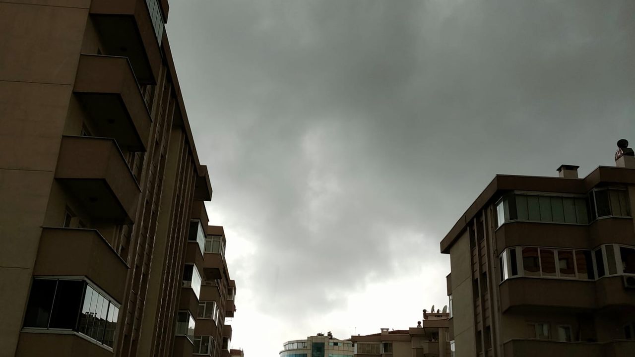 Son dakika... Bursa'da hava gece gibi karardı. Yağmur bekleniyor.