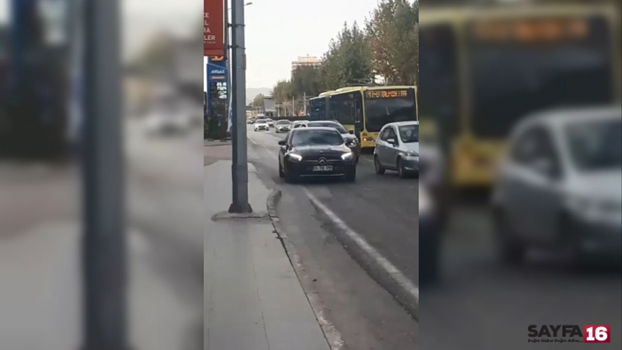 Anayolda geri geri giden otomobil, trafiği tehlikeye soktu