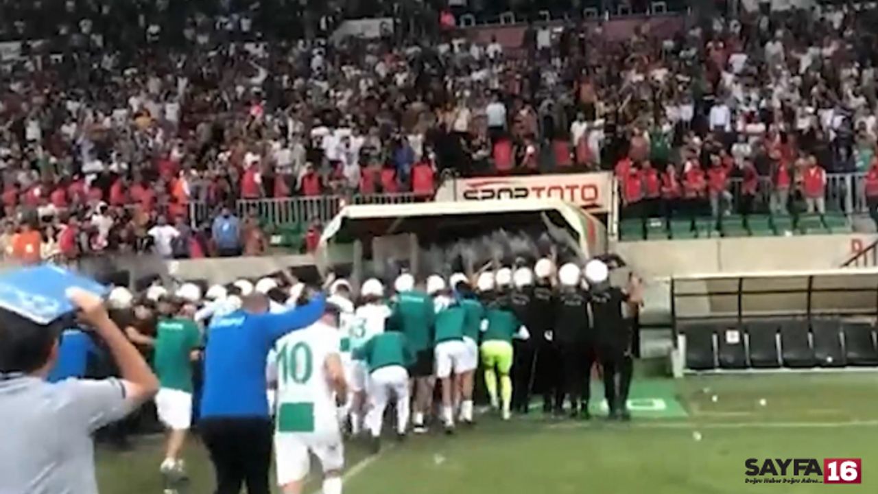 Diyarbakır'da terör örgütü paçavrası, Kürdistan tezahüratı ve bıçaklar. Futbol dışında her şey vardı