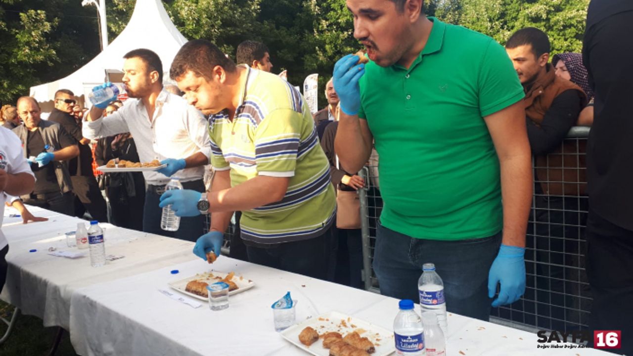 Festivaldeki 'Baklava Yeme Yarışması'ndan renkli görüntüler