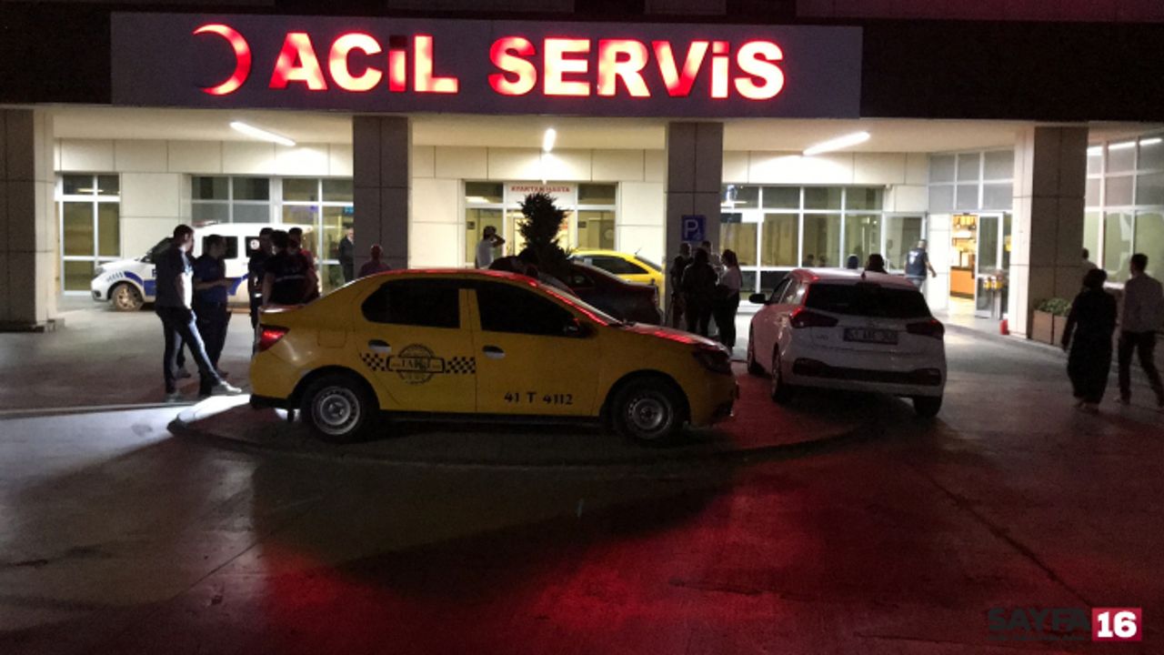 Sokak ortasında bıçaklandılar, taksi tutup hastaneye gittiler