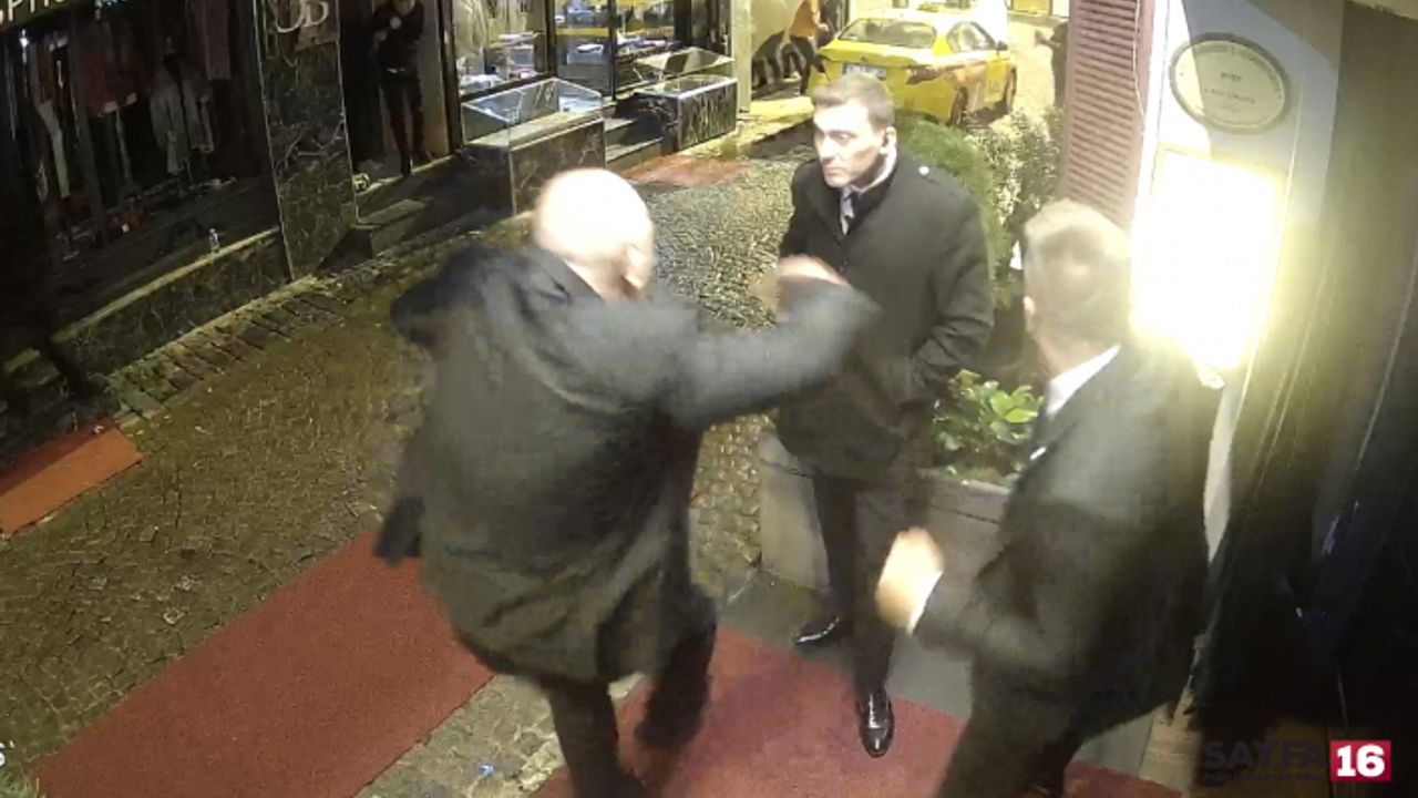 Ünlü gece kulübünün önünde film sahnesi gibi çatışma kamerada