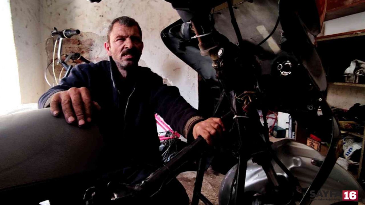 Gözleri görmüyor, hissederek motosiklet tamir ediyor