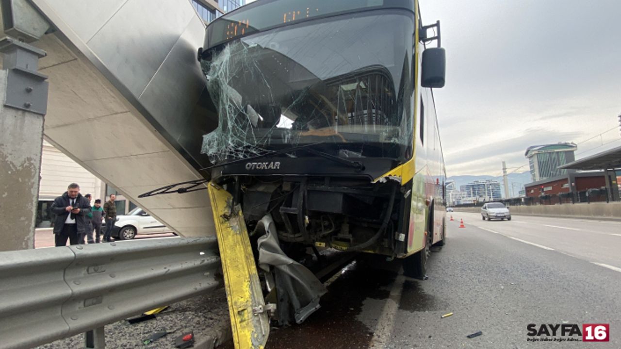 Belediye otobüsü bariyerlere ok gibi saplandı