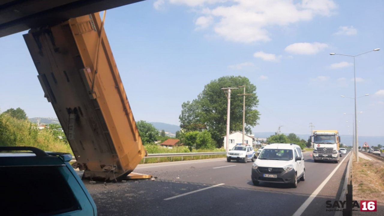 Damperi üst geçide çarpan kamyon şarampole uçtu: 1 yaralı