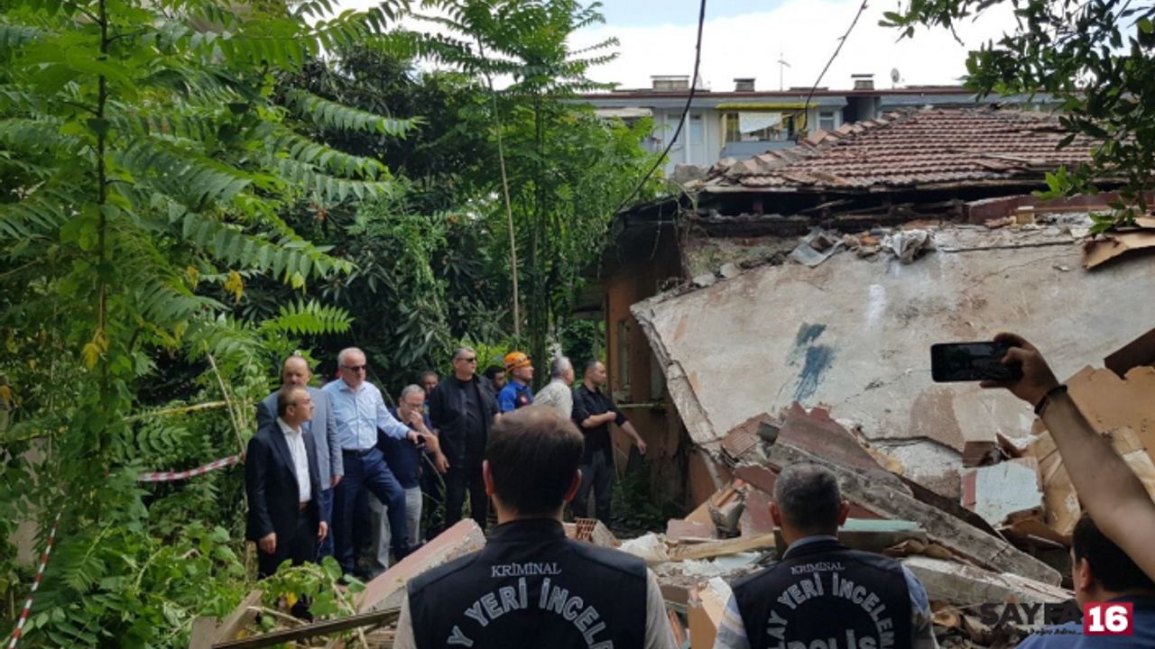 Kocaeli'de yıkım sırasında sundurma çöktü: 2 kişi öldü