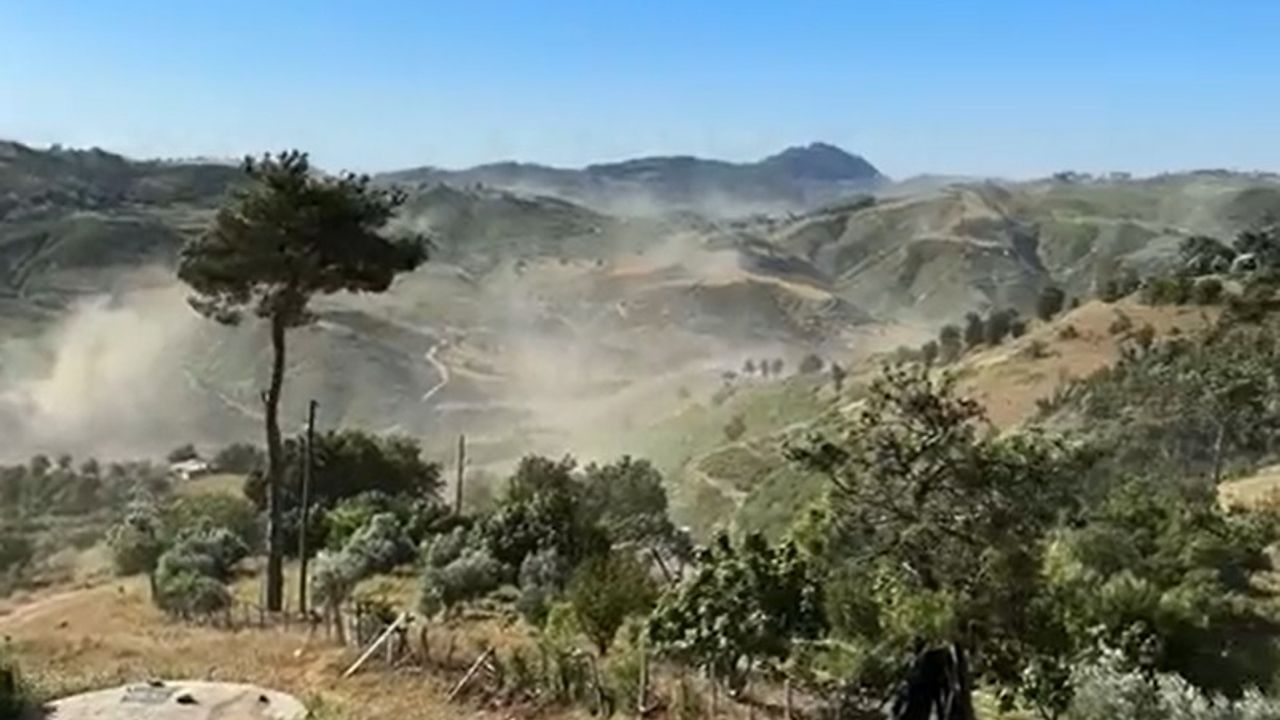 Adana'da deprem sonrası toz bulutu oluştu
