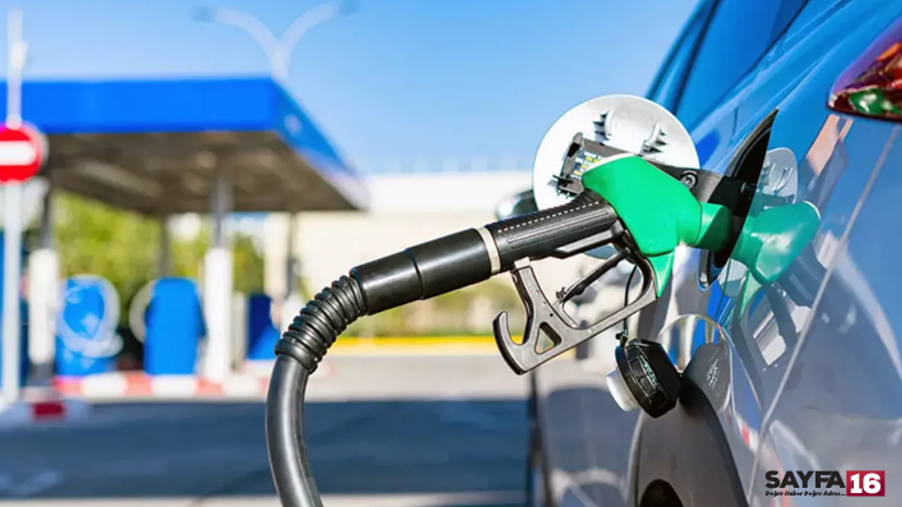 Benzine beklenen 2 lira zam yapıldı