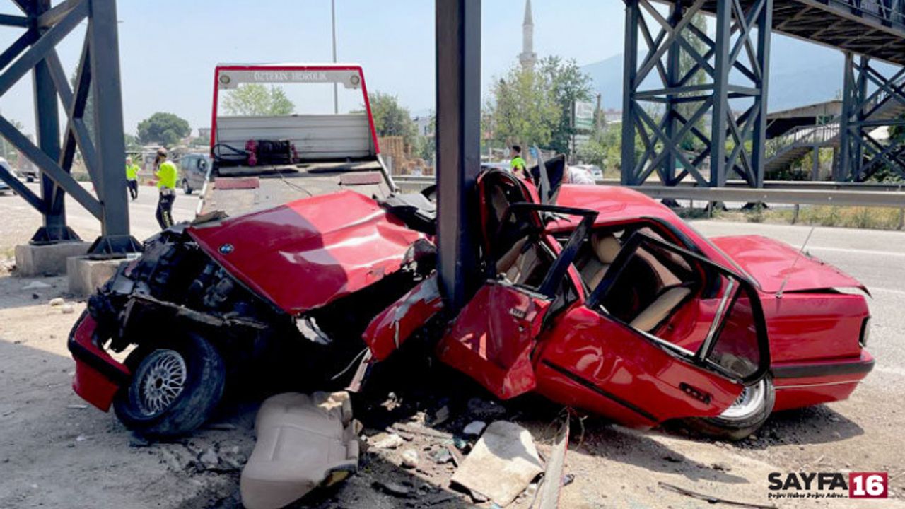 Bursa'da feci kaza: Otomobil ikiye bölündü!