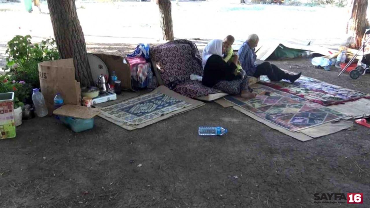 Bursa'da yaşlı kiracılar eşyalarıyla sokağa atıldı