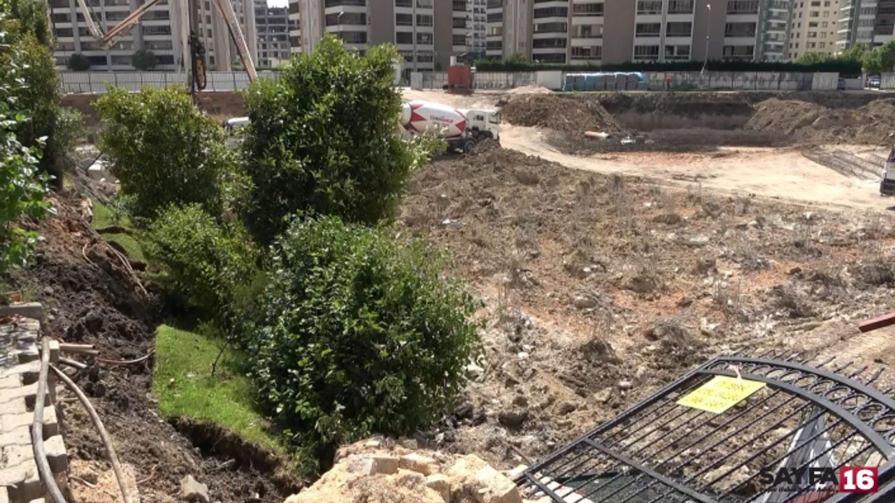 Bursa’da 16 katlı binanın bahçe duvarı böyle çöktü!
