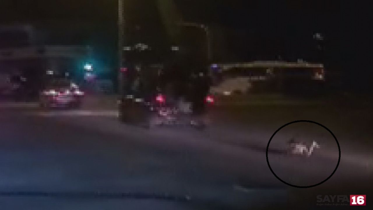Çocuk aracın bagajından yolun ortasına düştü