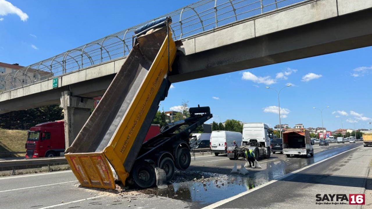 Damperi açık kamyon üst geçide böyle çarptı