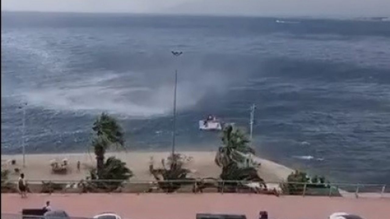 İzmir Dikili'deki hortum, sahildekileri korkuttu