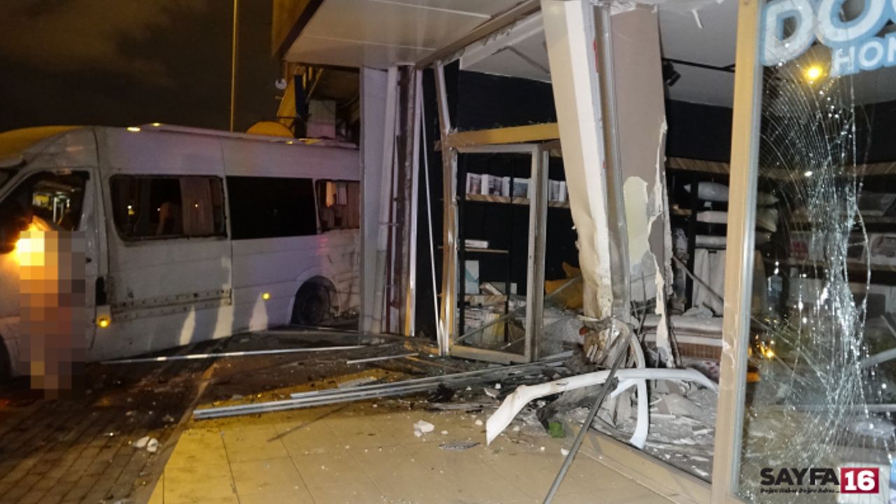 Servis minibüsü restorana girdi: 1 ölü, 4 yaralı