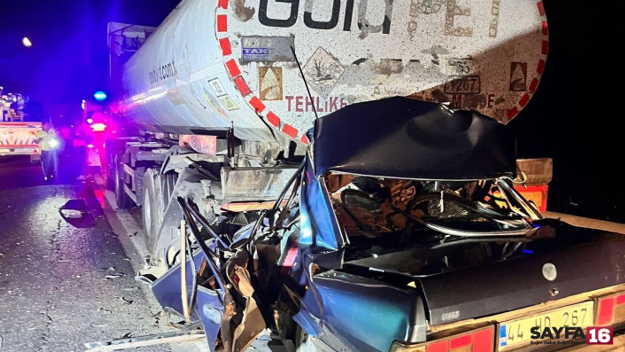 Tankere arkadan çarpan otomobil kağıt gibi ezildi: 3 ölü